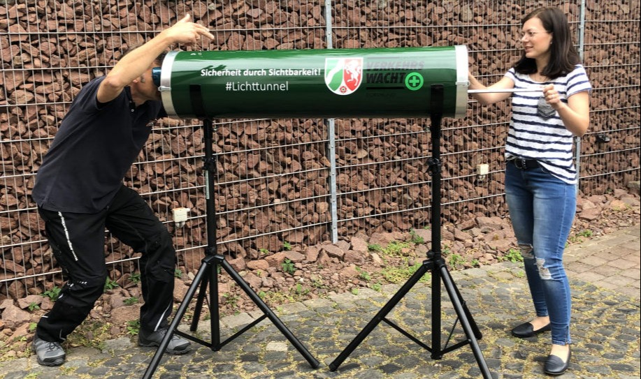 lichttunnel-aktion-verkehrswacht-polizei-dortmund-nrw-gruen-saysmarketing-erwachsene